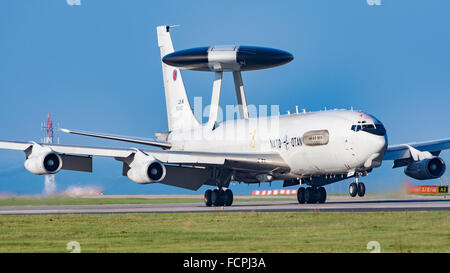 NATO E-3A Sentry in Schaltung bei Newquay Flughafen/RAF Str. Mawgan für etwa zwei Stunden am 20.01.2016 Stockfoto