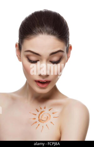 Mädchen mit Sahne Sonne Form zeichnen auf Brust Stockfoto