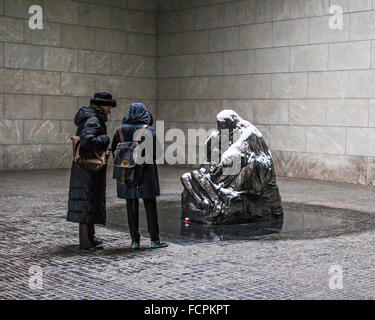 Käthe Kollwitz-Skulptur, Mutter, die Trauer um die toten Sohn, Neue Wache Denkmal Mahnmal, Berlin Stockfoto