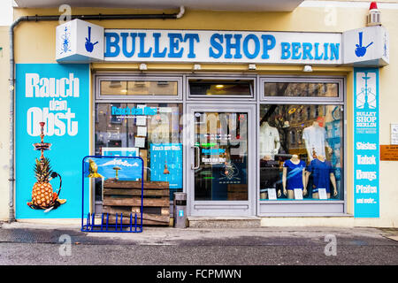 Berlin Bullet Shop – Shisha- oder Shisha-Shop, in dem Tabak und Shisha mit Fruchtgeschmack verkauft werden, Frankfurter Allee 250, Lichtenberg, Berlin Stockfoto
