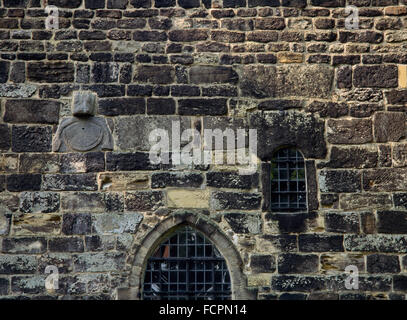 Äußere Detail mit Sonnenuhr an S Wand aus C7th Schiff der Escomb-sächsischen Kirche, County Durham, gebaut aus Steinen vom Binchester Roman Fort. Stockfoto
