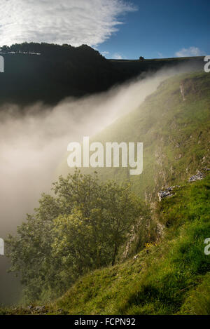 Morgennebel in Cavedale, Castleton. Eine beliebte Gegend für Touristen im Peak District. Stockfoto