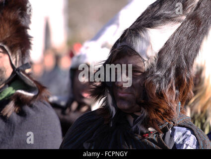 Bulgarien - 31. Januar 2015: Mann in traditioneller Maskenball Kostüm gesehen, bei der das internationale Festival der Maskerade Spiele Stockfoto