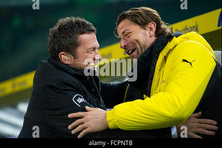 Dortmunds Torwart Roman Weidenfeller (R) und Lothar Matthäus (L) vor der deutschen Fußball-Bundesliga-Fußball-match zwischen Borussia Moenchengladbach und Borussia Dortmund im Borussia-Park in Mönchengladbach, 23. Januar 2016. Foto: GUIDO KIRCHNER/dpa Stockfoto