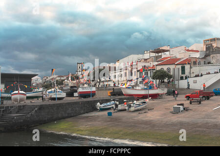 Hafen von Vila Franca do Campo. Insel Sao Miguel, Azoren, Portugal. Stockfoto