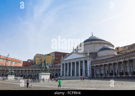 Neapel, Italien - 6. Mai 2015: Piazza del Plebiscito und Basilica von San Francesco di Paola in Neapel, Italien Stockfoto