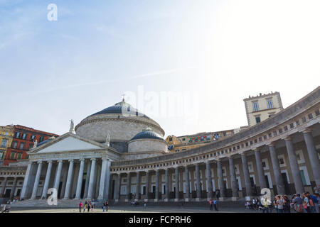Neapel, Italien - 6. Mai 2015: Piazza del Plebiscito und Basilica von San Francesco di Paola in Neapel, Italien Stockfoto