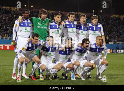 Kiew, UKRAINE - 7. April 2011: FC Dynamo Kyiv Team Pose für ein Gruppenfoto vor der UEFA Europa League-Spiel gegen SC Braga am Apr Stockfoto