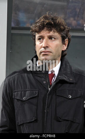 Kiew, UKRAINE - 7. April 2011: SC Braga Manager Domingos Paciencia blickt auf in UEFA Europa League-Spiel gegen FC Dynamo Kyi Stockfoto