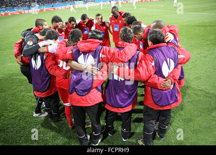 Kiew, UKRAINE - 7. April 2011: SC Braga Spieler Chear einander, während der UEFA Europa League gegen den FC Dynamo Kyiv am 7. April 2011 in Kiew, Ukraine Spiel Stockfoto