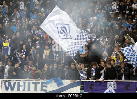 Kiew, UKRAINE - 7. April 2011: FC Dynamo Kyiv-Fans zeigen ihre Unterstützung während der UEFA Europa League Spiel gegen SC Braga auf A Stockfoto