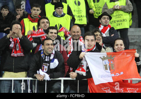 Kiew, UKRAINE - 7. April 2011: SC Braga Anhänger zeigen ihre Unterstützung während der UEFA Europa League Spiel gegen den FC Dynamo Kyiv am 7. April 2011 in Kiew, Ukraine Stockfoto