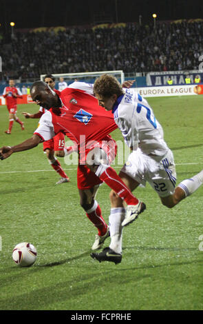 Kiew, UKRAINE - 7. April 2011: Artem Kravets Dynamo Kyiv (R) Kämpfe um den Ball mit Paulão SC Braga in der UEFA Europa League-Spiel am 7. April 2011 in Kiew, Ukraine Stockfoto