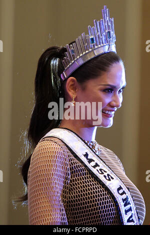 Quezon City, Philippinen. 24. Januar 2016. Miss Universe 2015 Pia Alonzo Wurtzbach aus den Philippinen besucht eine Pressekonferenz in Quezon City, Philippinen, 24. Januar 2016. Wurtzbach gekrönt wurde Miss Universe letzten Monat in einer Drama-gefüllt-Show nach dem Festzug Host, Komiker Steve Harvey, falsch verstanden seine Cue Card und ursprünglich angekündigt Miss Kolumbien als Sieger vor sich zu entschuldigen und sagen Wurtzbach gewonnen hatte. Bildnachweis: Xinhua/Alamy Live-Nachrichten Stockfoto
