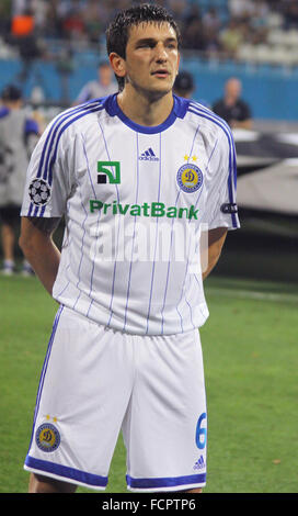 Kiew, UKRAINE - 17. AUGUST: Goran Popov von Dynamo Kiew blickt auf in UEFA Champions League Play-off-Spiel gegen den AFC Ajax am 17. August 2010 in Kiew, Ukraine Stockfoto