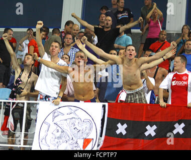 Kiew, UKRAINE - 17. AUGUST: AFC Ajax-Fans feiern nach seinem Tor gegen FC Dynamo Kiew während ihre UEFA Champions League Play-off-Spiel am 17. August 2010 in Kiew, Ukraine Stockfoto