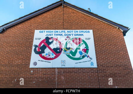 Anti-Drogen-Wandgemälde im Divis Bereich von Belfast. Stockfoto