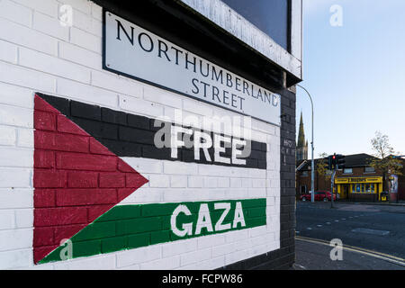 Free Gaza Wandbild gemalt an Ecke Northumberland Street in West Belfast. Stockfoto