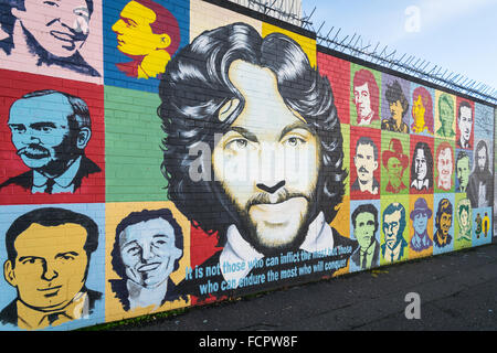 Irische republikanische Wandbild am internationalen Wand im Bereich der Belfast Falls Road, irischen revolutionäre Figuren darstellen. Stockfoto