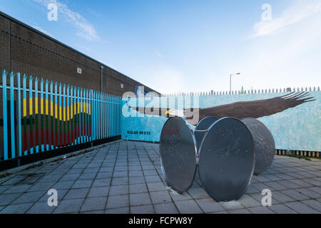 Large malte litauische Flagge an Belfast International Wand- und Frieden. Stockfoto