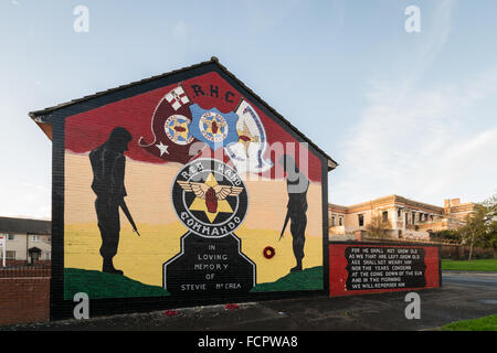 Red Hand Commando RHC Loyalist Wandbild auf Belfast Shankill Estate. Stockfoto