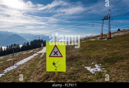 Ein geschlossener Skilift auf die Rigi in der Schweiz stehen aufgrund der warmen Temperaturen im Leerlauf während der Hochsaison im Dezember 2015. Stockfoto