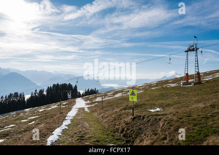 Ein geschlossener Skilift auf die Rigi in der Schweiz stehen aufgrund der warmen Temperaturen im Leerlauf während der Hochsaison im Dezember 2015. Stockfoto