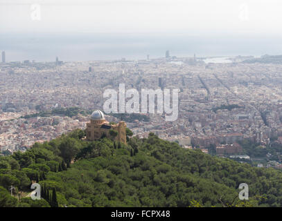 Fabra Sternwarte auf Tibidabo Berg mit Barcelona, Spanien, im Hintergrund. Stockfoto