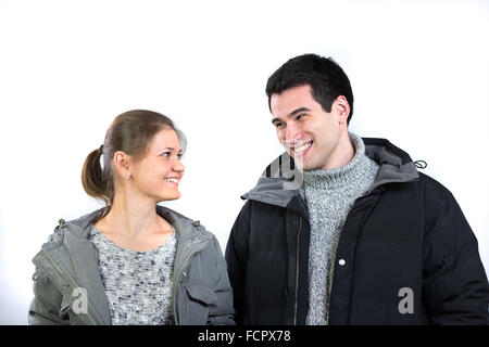 junges Paar, Mann und Frau, tragen Winterkleidung, lächelnd jedes anderen Stockfoto