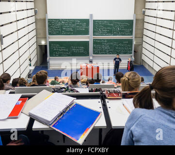 Tafeln voll von wissenschaftlichen Formeln während einer Vorlesung der höheren Mathematik in einem Hörsaal der Universität. Stockfoto