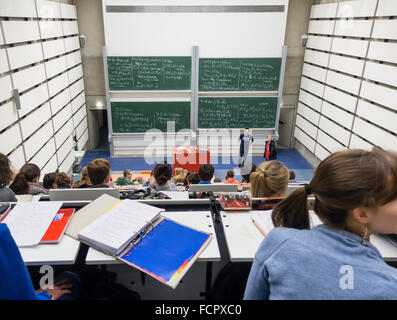 Tafeln voll von wissenschaftlichen Formeln während einer Vorlesung der höheren Mathematik in einem Hörsaal der Universität. Stockfoto