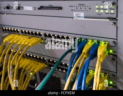 Computer Netzwerk-Router / switch mit LAN-Kabel Stockfoto