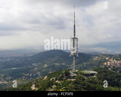 Fernsehturm-Antenne / TV Mast Torre de Collserola auf Berg Tibidabo, Barcelona, Spanien. Stockfoto