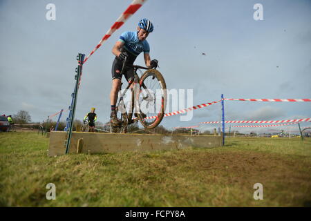 Abingdon, Oxfordshire, Vereinigtes Königreich. 24. Januar 2016. Das Wetter war trocken und sonnig, ideal für die Wessex Cyclo-Cross-Rennen in Abingdon Flugplatz. Cyclo-Cross ist Cross-Country Rennen auf Fahrrädern. Manchmal haben Menschen ihr Fahrrad durch schlammigen Bedingungen durchzuführen. Sidney Bruere/Alamy Live-Nachrichten. Stockfoto