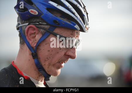 Abingdon, Oxfordshire, Vereinigtes Königreich. 24. Januar 2016. Das Wetter war trocken und sonnig, ideal für die Wessex Cyclo-Cross-Rennen in Abingdon Flugplatz. Cyclo-Cross ist Cross-Country Rennen auf Fahrrädern. Manchmal haben Menschen ihr Fahrrad durch schlammigen Bedingungen durchzuführen. Sidney Bruere/Alamy Live-Nachrichten. Stockfoto