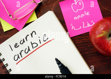 Wörter lernen Arabisch geschrieben in den Notizblock. Stockfoto