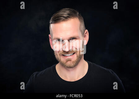 Gut aussehender Mann, Blick in die Kamera. Stockfoto