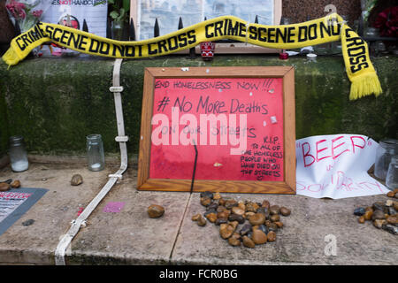 Brighton UK 24. Januar 2016 - ein Schrein mit Tributen in Erinnerung an die Obdachlosen, die auf den Straßen von Brighton gestorben sind bei der Uhrturm der Stadtzentrum entstanden.  Bildnachweis: Simon Dack/Alamy Live-Nachrichten Stockfoto