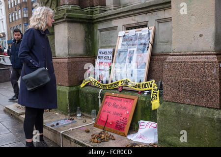 Brighton UK 24. Januar 2016 - ein Schrein mit Tributen in Erinnerung an die Obdachlosen, die auf den Straßen von Brighton gestorben sind bei der Uhrturm der Stadtzentrum entstanden.  Bildnachweis: Simon Dack/Alamy Live-Nachrichten Stockfoto