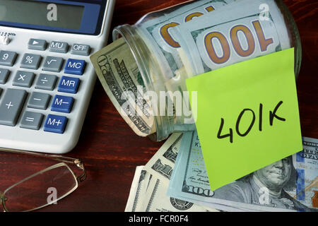 Glas mit Label 401 k und Geld auf den Tisch. Sparen Geld-Konzept. Stockfoto