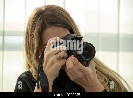 Junge Frau Fotograf mit einer Canon DSLR-Kamera Stockfoto