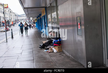 Brighton UK 24. Januar 2016 - zwei Männer auf den Straßen von Brighton heute.  Ein Schrein mit Tributen in Erinnerung an die Obdachlosen, die auf den Straßen von Brighton gestorben sind wurde bei der Uhrturm der Stadtzentrum erstellt.  Bildnachweis: Simon Dack/Alamy Live-Nachrichten Stockfoto