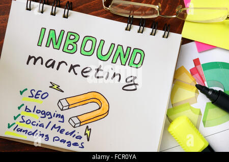 Notizblock mit inbound-Marketing auf dem Holztisch. Stockfoto