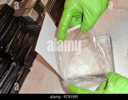 U.S. Customs and Border Protection Offiziere am Hafen von San Luis inspizieren über 8 Kg (19 Pfund) Crystal Methamphetamin mit einem Verkaufswert von USD67, 000 gefunden versteckt in einer hinteren Stoßfänger an den Grenzbahnhof Inspektion Nogales-Grand Avenue (DeConcini). Siehe Beschreibung für mehr Informationen. Stockfoto