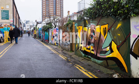 Brighton UK 24. Januar 2016 - Graffiti-Künstler bei der Arbeit an Trafalgar Lane im Bereich North Laine von Brighton eine beliebte Leinwand für ihre Kunstwerke Credit geworden: Simon Dack/Alamy Live News Stockfoto