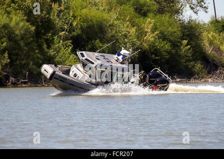 U.S. Customs and Border Protection, Riverine Einheit auf Patrouille in Defender Klasse S.A.F.E Boot entlang des Flusses Rio Grande-Tal im südlichsten Zipfel von Südtexas entlang der US-mexikanischen Grenze. Die Patrouillen spielen eine entscheidende Rolle bei der Eindämmung der Menschen und Marihuana Schmuggel die häufigste entlang dieser Strecke von der Grenze ist. Siehe Beschreibung für mehr Informationen. Stockfoto