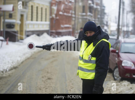 Charkiw, Ukraine. 19. Januar 2016. Ein Polizist mit einem grünen Warnweste regelt den Verkehr auf einer Straße in Charkow, Ukraine, 19. Januar 2016. Foto: Soeren Stache/Dpa/Alamy Live News Stockfoto