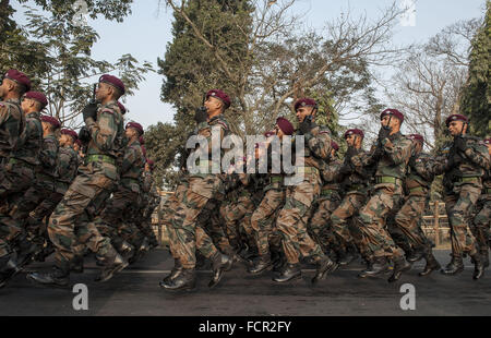 Kolkata, Indian state West Bengal. 24. Januar 2016. Indische Sicherheit Mitglieder nehmen Teil an einer Demonstration für die Generalprobe für die bevorstehenden Indien Republik Day Parade in Kalkutta, Hauptstadt des östlichen indischen Bundesstaat Westbengalen, 24. Januar 2016. Indien feiert den Tag der Republik am 26. Januar, da das Land eine Republik mit einer großen militärischen und zivilen Parade wurde. Bildnachweis: Tumpa Mondal/Xinhua/Alamy Live-Nachrichten Stockfoto