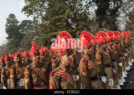 Kolkata, Indian state West Bengal. 24. Januar 2016. Indische Sicherheit Mitglieder nehmen Teil an einer Demonstration für die Generalprobe für die bevorstehenden Indien Republik Day Parade in Kalkutta, Hauptstadt des östlichen indischen Bundesstaat Westbengalen, 24. Januar 2016. Indien feiert den Tag der Republik am 26. Januar, da das Land eine Republik mit einer großen militärischen und zivilen Parade wurde. Bildnachweis: Tumpa Mondal/Xinhua/Alamy Live-Nachrichten Stockfoto