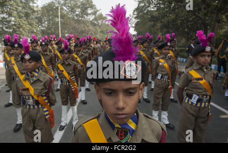Kolkata, Indian state West Bengal. 24. Januar 2016. Indische Schülerinnen und Schüler nehmen Teil an einer Demonstration für die Generalprobe für die bevorstehenden Indien Republik Day Parade in Kalkutta, Hauptstadt des östlichen indischen Bundesstaat Westbengalen, 24. Januar 2016. Indien feiert den Tag der Republik am 26. Januar, da das Land eine Republik mit einer großen militärischen und zivilen Parade wurde. Bildnachweis: Tumpa Mondal/Xinhua/Alamy Live-Nachrichten Stockfoto